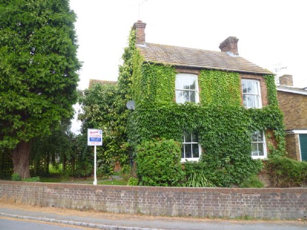 CHEDDINGTON - Situated in the heart of Cheddington overlooking the village green this four bedroom detached cottage has been tastefully maintained throughout and benefits include master bedroom with ensuite, four reception rooms, good sized enclosed gardens, garage and off road parking. - Photo 2